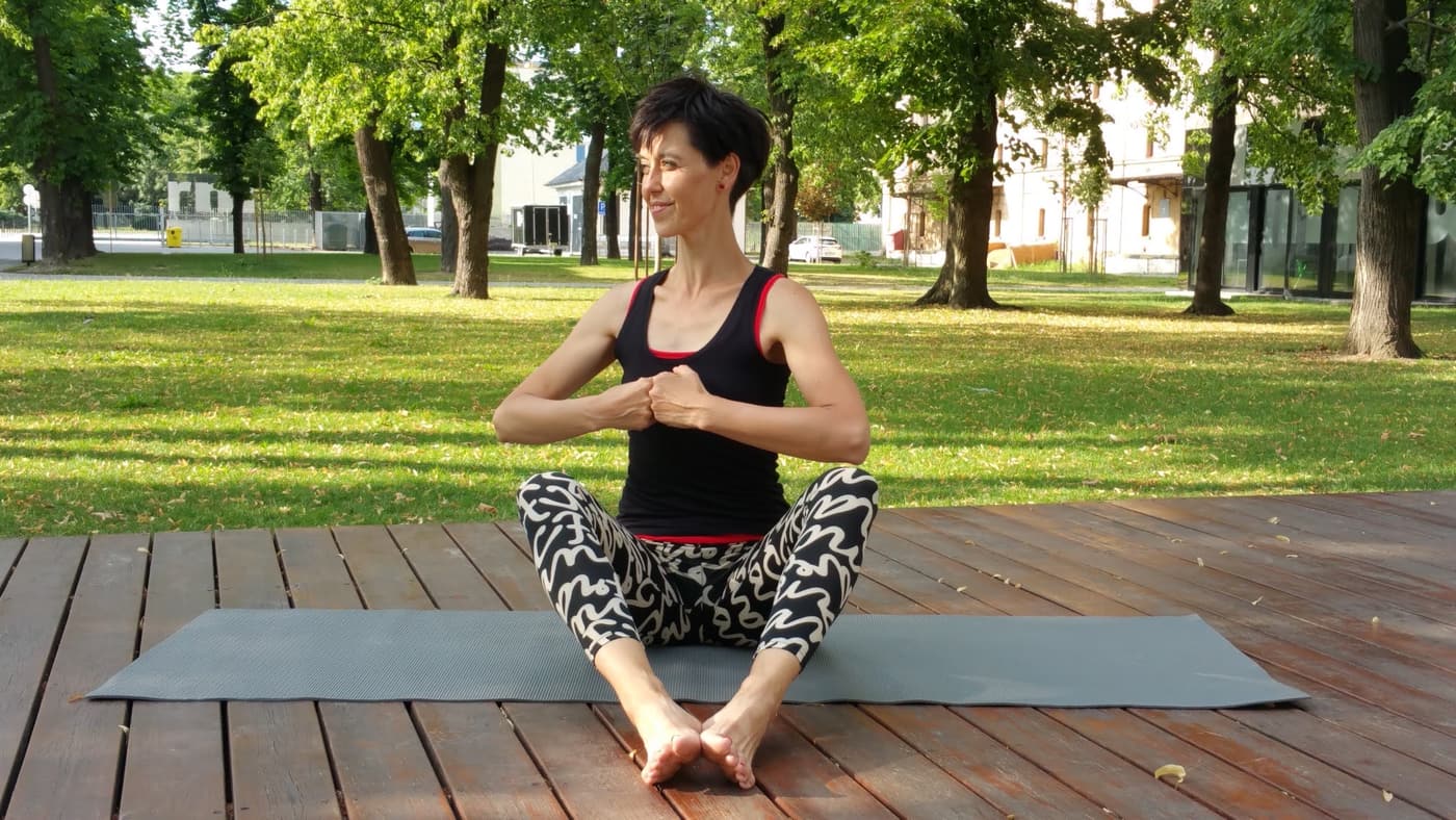 Silvia Bubeňková pri cvičení Pilates – rotácia hrudníka